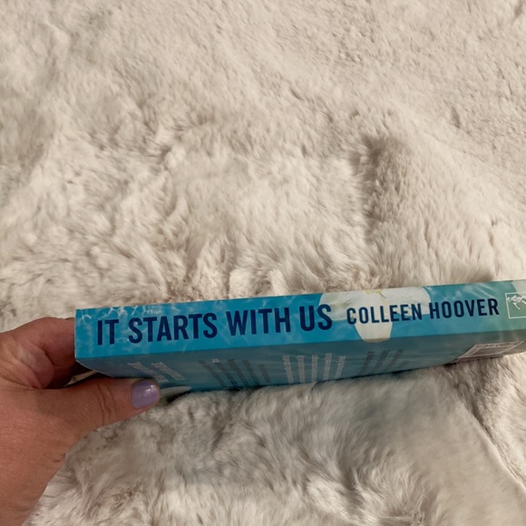 📚 COLLEEN HOOVER book. - Picture 3 of 9